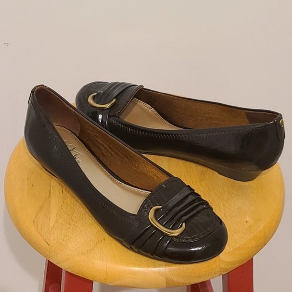 Brown Buckle-Toe Flats - New In Box - Picture 2 of 15